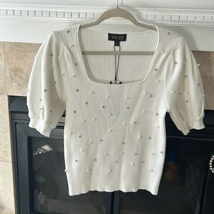 Beautiful white sweater with puffed sleeves